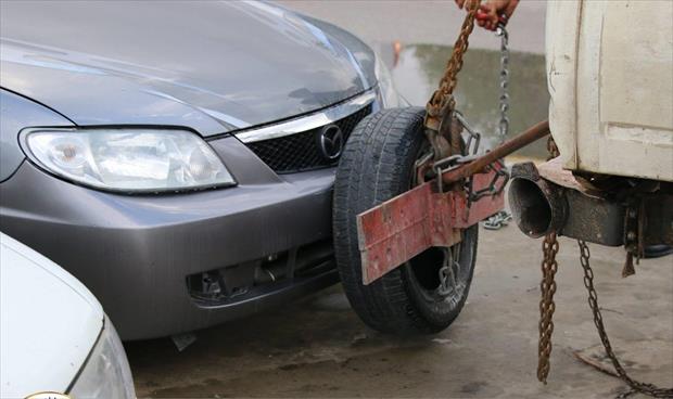 حملة لإزالة السيارات المخالفة في طرابلس
