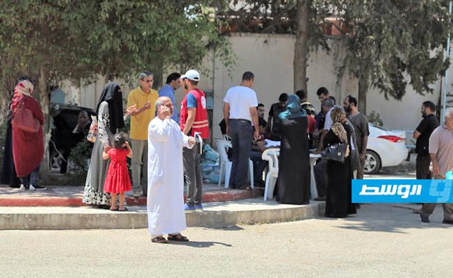 «الهلال الأحمر» توزع مساعدات إنسانية على نازحي درنة في البيضاء‎‎