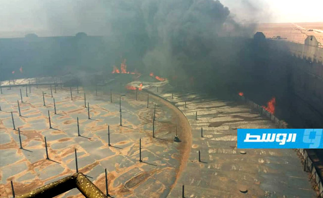 حريق في خزان نفطي بميناء راس لانوف. (موقع مؤسسة النفط)