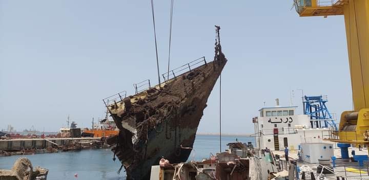 انتشال فرقاطة غارقة في قاعدة طرابلس البحرية