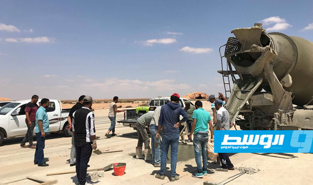 رجل أعمال يتكفل بصيانة وترميم مهبط مطار طبرق