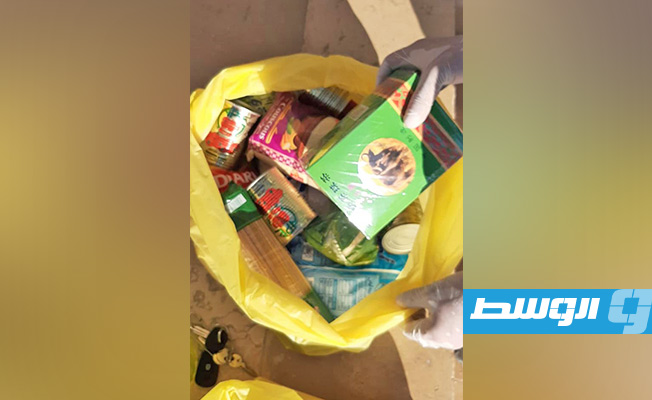 مواد تنظيف وسلال غذائية يتم توزيعها على مصابي «كورونا» المحجورين منزليا في أبوسليم، 1 أغسطس 2020. (بلدية أبوسليم)
