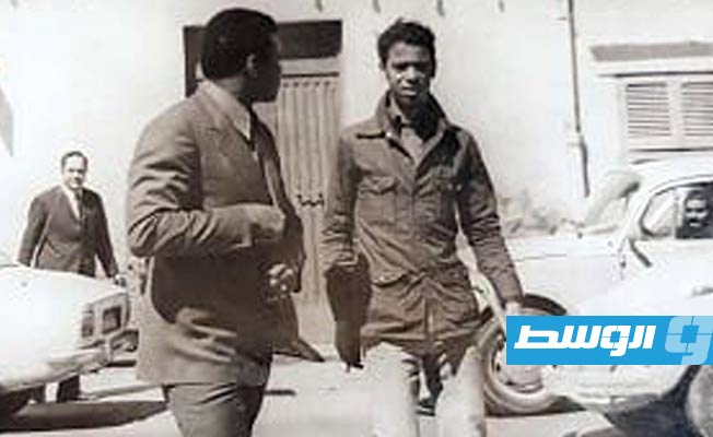 بشير زعبيه (يمين) مع بطل العالم الملاكم، محمد علي في شارع عمر المختار بطرابلس، خلال تغطية زيارته ليبيا العام 1974. (صفحة بشير زعبيه، فيسبوك)