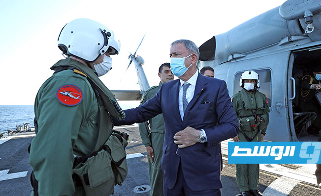 وزير الدفاع التركي خلوصي أكار، خلال زيارة فرقاطة تركية قرب السواحل الليبية, 12 يونيو 2021. (الأناضول)