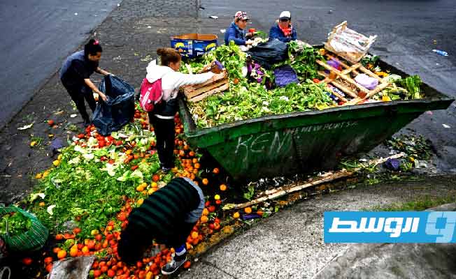 حاويات المهملات في سوق بوينوس آيرس.. كنوز الفقراء في الأرجنتين