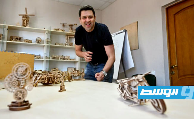 الحياة تدب مجددا في مصنع أوكراني للألعاب الخشبية