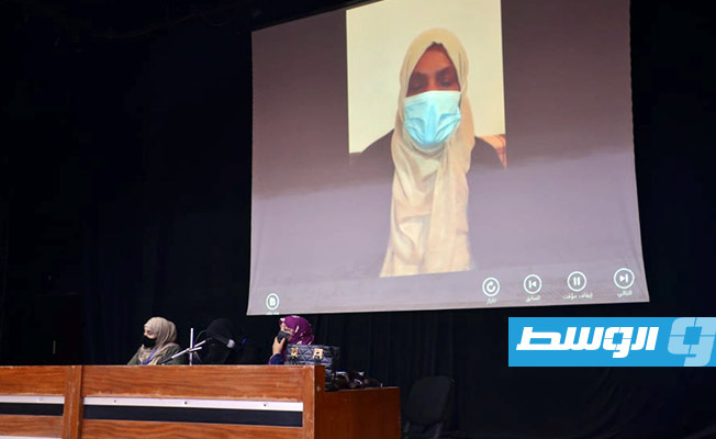 الجلسة الحوارية حول علاج مرضى السرطان التي أُقيمت بمسرح سبها الشعبي. (تصوير: رمضان كرنفودة)
