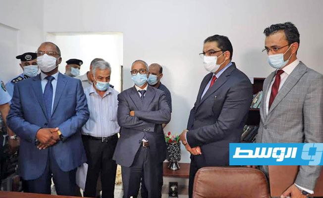 المستشار محمد عبدالواحد أثناء افتتاح قاعات لعقد جلسات المحاكم بسجن عين زارة الرئيسي. الاثنين 28 سبتمبر 2020. (وزارة العدل)