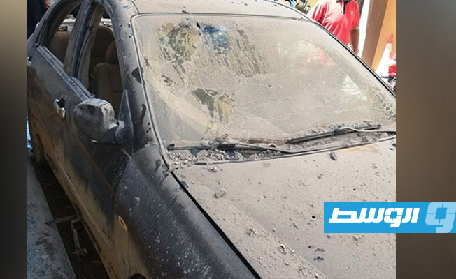 سيارة مهشمة إثر سقوط صواريخ على منازل مواطنين في محلة أبوسليم في 31 مارس 2020. (بلدية أبولسليم)