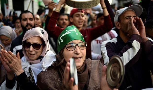 حراك الجزائر الاحتجاجي يعد بمواصلة التظاهرات رغم تراجع التعبئة ويرفع مطالب جديدة