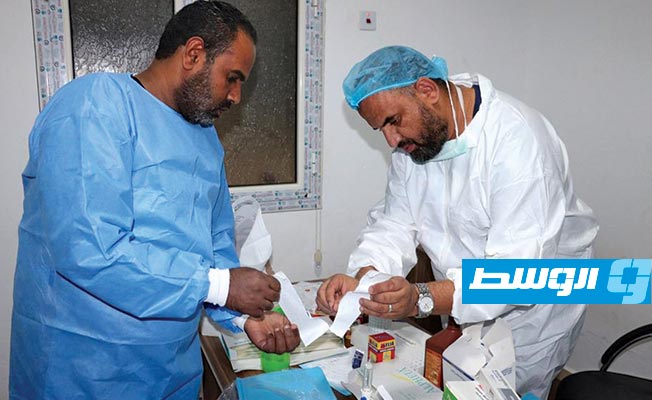 فريق طبي يتابع الحالة الصحية لنزلاء الحجر في بنغازي