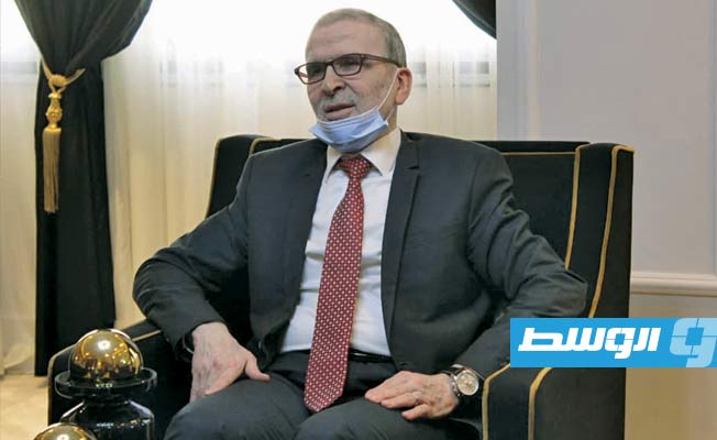 صنع الله خلال اجتماعه مع رئيس المجلس التسييري لبلدية بنغازي بمقر شركة الخليج العربي للنفط. (المؤسسة الوطنية للنفط)
