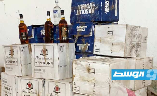 صناديق الخمور المضبوطة على متن الشاحنة في سبها. (وزارة الداخلية)