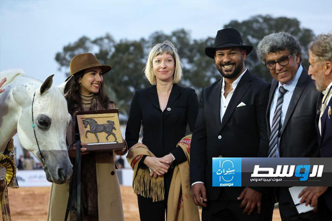 أحد المشاركين في البطولة الوطنية لجمال الخيول العربية الأصيلة (بطولة  الخبر) بقصر بن غشير في 3 مارس 2024 (أ ف ب)
