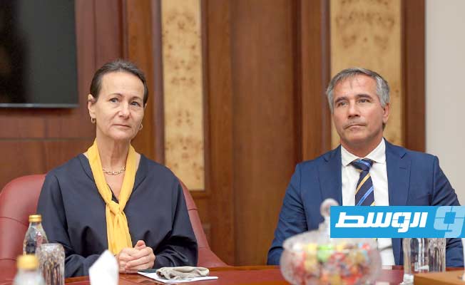 لقاء حفتر مع السفيرة السويدية لدى ليبيا ونائب القنصل السويدي، الإثنين 21 مايو 2023. (القيادة العامة)