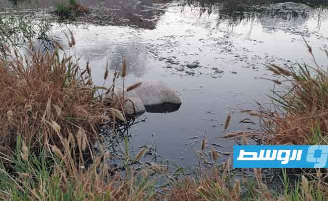 سكان أبوهادي بسرت يعانون طفح مياه الصرف الصحي بالمنطقة