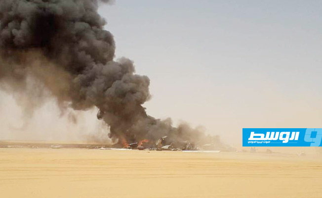 آثار حطام طائرة الشحن العسكرية التي سقطت بعد إقلاعها من مطار حقل الشرارة النفطي الأحد 29 أبريل 2018 (مؤسسة النفط الليبية