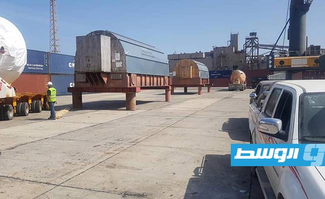 نقل التوربينتين الثالثة والرابعة من ميناء طرابلس لمحطة كهرباء غرب طرابلس, 21 سبتمبر 2021. (شركة الكهرباء)