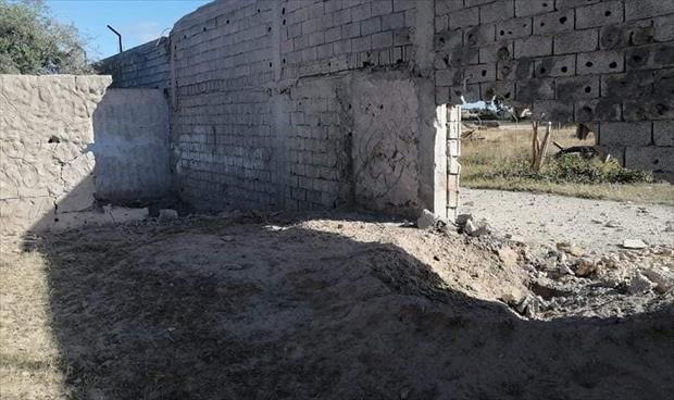 آثار دمار بادية على أحد المنازل بمحيط مطار معيتيقة بعدما تعرض للقصف، 24 أبريل 2020. (بركان الغضب)