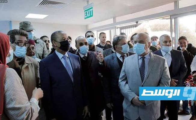 جولة الثني ومسؤولي الحكومة الموقتة بالمستشفى بعد افتتاحه. (بلدية بنغازي)