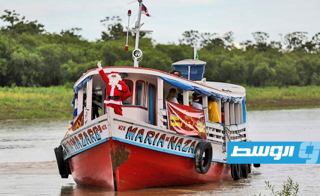 بابا نويل يوزع الهدايا عبر قاربه في الأمازون البرازيلية