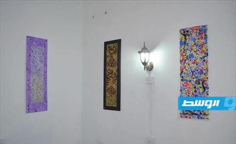 المعرض الأول للفنان علي القرقوري في بنغازي (فيسبوك)