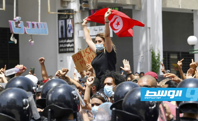 «فرانس برس»: تونسيون يحتفلون بالهتافات والزغاريد بعد تجميد عمل البرلمان