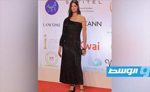تارا عماد خلال افتتاح مهرجان القاهرة السينمائي الدولي ترتدي فستان بينولوبي كروز (الإنترنت)