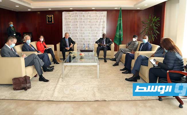 جانب من اجتماع السفير الأميركي لدى ليبيا ريتشارد نورلاند ورئيس مفوضية الاتحاد الأفريقي موسى فكي (حساب السفارة على تويتر)