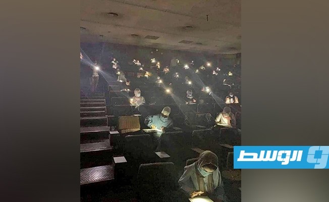 طلبة أولى طب بشري في بنغازي يؤدون الامتحان على ضوء النقالات بعد انقطاع الكهرباء