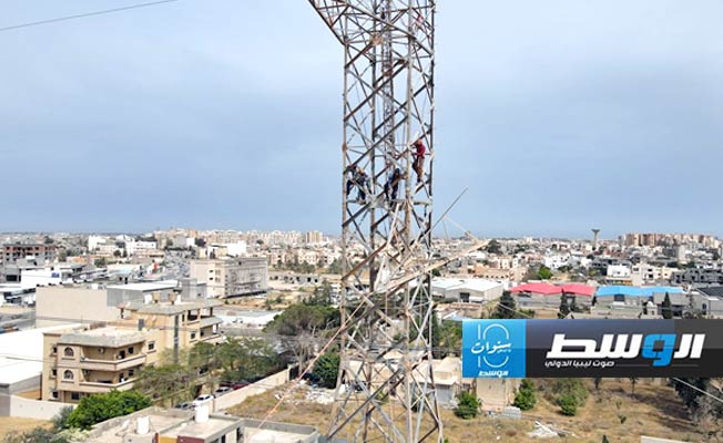 تركيب برج كهرباء على مسار محطة التكبالي جنوب طرابلس، 6 أبريل 2024. (شركة الكهرباء)
