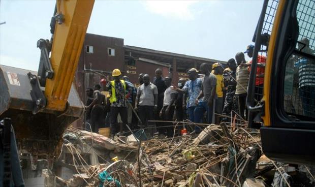 عشرات بينهم أطفال عالقون تحت أنقاض مبنى انهار في لاغوس بنيجيريا