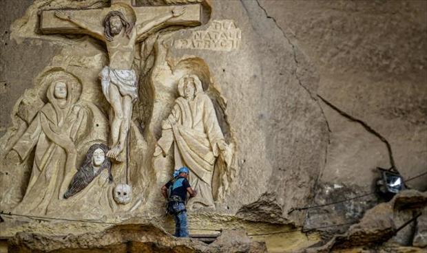 بولندي يسرد قصص الكتاب المقدس على صخر أحد أديرة القاهرة