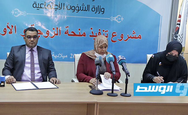 الكيلاني متحدثة للإعلام خلال توقيعها على التحويلات المالية لمنحة الزوجة والأبناء. (وزارة الشؤون الاجتماعية)