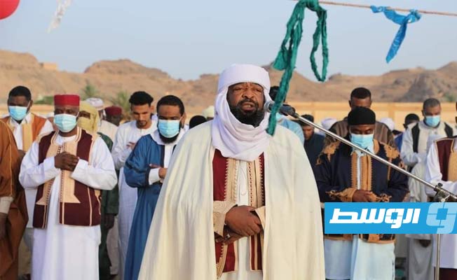 مواطنون يؤدون صلاة عيد الفطر في غات، 2 مايو 2022.