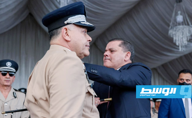 الدبيبة يقلد وزير الداخلية خالد مازن رتبة لواء: أول شرطي يحملها في تاريخ ليبيا