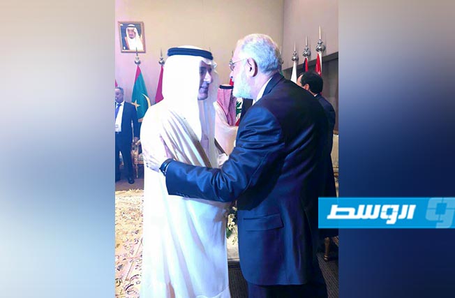 وزير الخارجية في حكومة الوفاق سيالة خلال لقائه نظيره السعودي عادل الجبير. (صورة من خارجية الوفاق).
