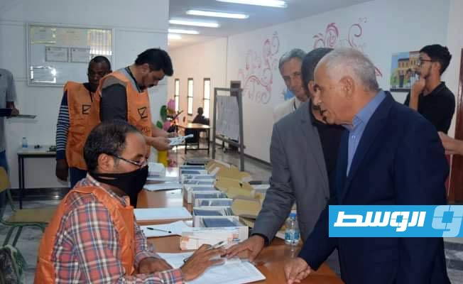 متابعة توزيع بطاقة الناخب على المواطنين بمراكز الاقتراع في سرت. (الإنترنت)
