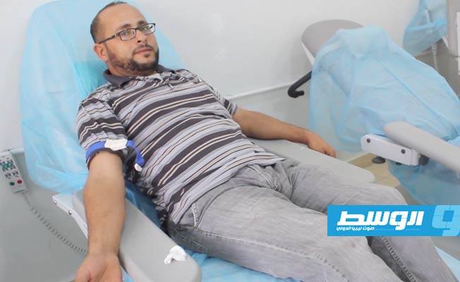 أحد المتبرعين ببنك الدم في مستشفى المقريف بأجدابيا بعد صيانته. (تصوير صلاح ناصف)