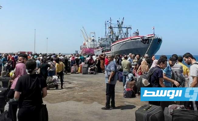 سفينة حربية مصرية تجلي المئات من السودان بينهم بريطانيون وأميركي
