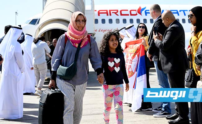 الإمارات تجلي 128 شخصًا من السودان على متن طائرة