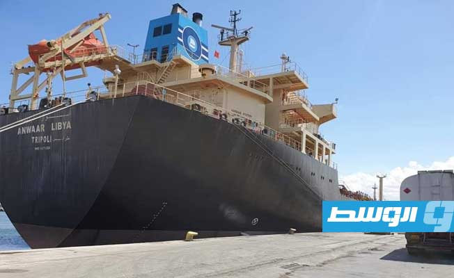 الناقلة «أنوار ليبيا» المتواجدة على رصيف ميناء طرابلس البحري (صفحة الميناء على فيسبوك)