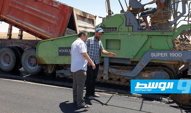 بلدية إمساعد تشرع في استكمال صيانة وترميم طريق منطقة قصر الجدي