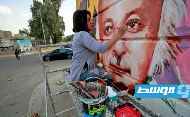 فنانة عراقية تلون رمادية بغداد بالجداريات