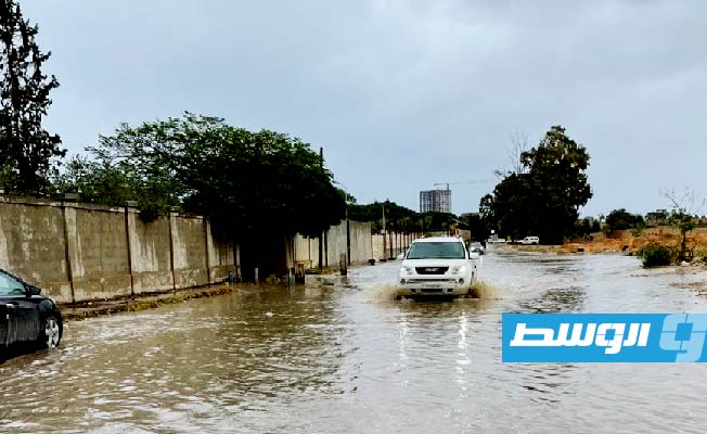 بالصور: مياه الأمطار تغمر شوارع في جنزور