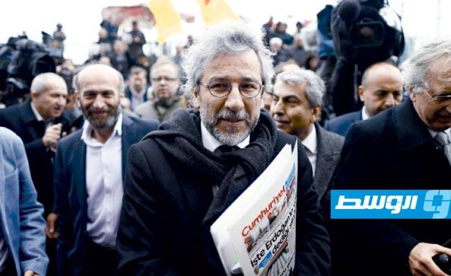 محكمة تركية تحكم على الصحفي المعارض المنفي جان دوندار بالسجن 27 عاماً