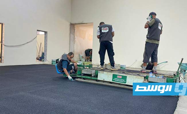 أعمال صيانة ملعب كرة اليد بالمدينة الرياضية ببنغازي. (إنترنت)