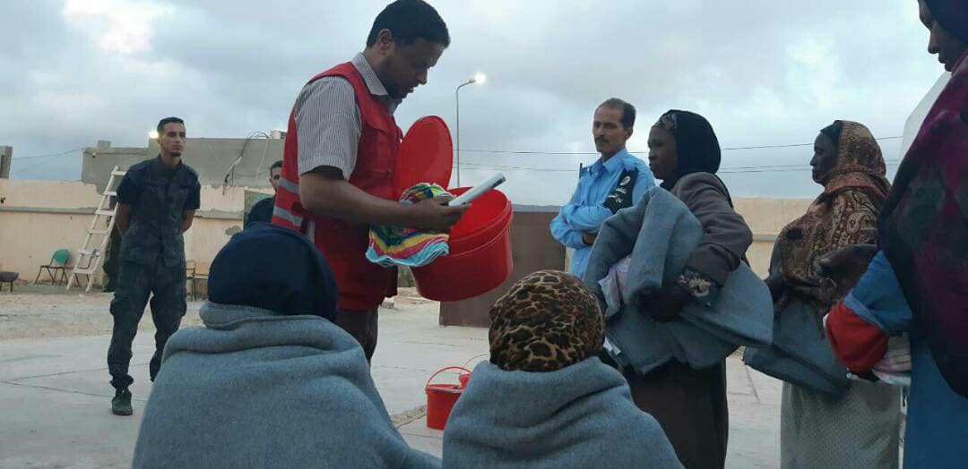 «الهلال الأحمر» يقدم خدمات صحية لمهاجرات بمركز إيواء الساحل
