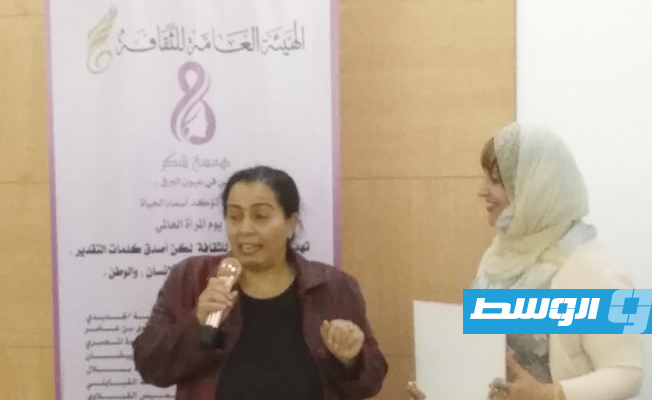 غادة البشتي تسلم الصحفية سالمة المدني شهادة تقدير (بوابة الوسط)
