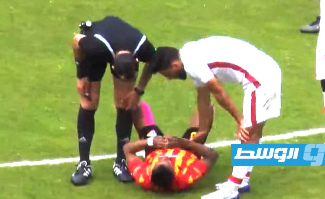 الليبي حمدو الهوني ساقط أرضا عقب الإصابة خلال مواجهة الترجي والنجم الساحلي في الدوري التونسي، 25 إبريل 2023. (الإصابة)